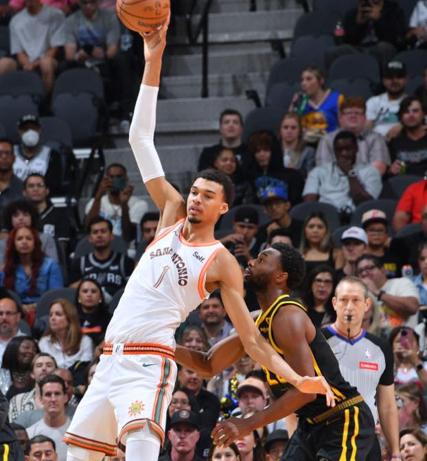 世俱杯分组-勇士告捷马刺，豪取胜利